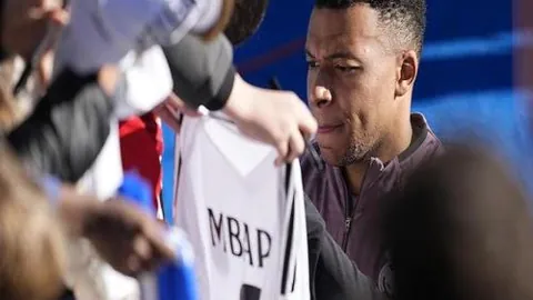 缅怀之情，萨拉赫敬爱的外祖父今日晨曦离世，追忆无尽哀思